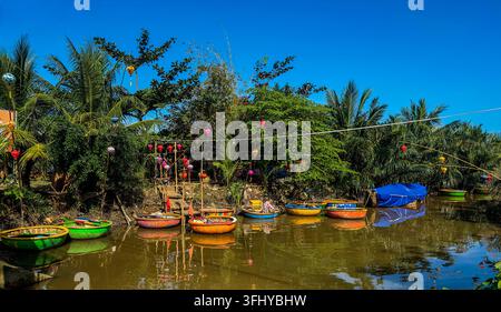 un groupe de touristes dans des bateaux ronds en panier sur la plage de Hoi An, au Vietnam. Banque D'Images