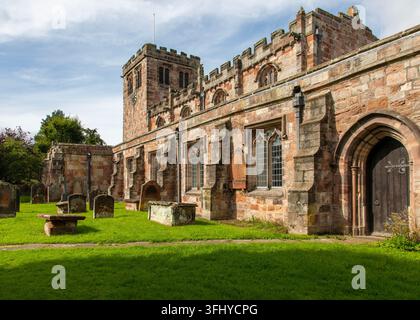 Contre-butments et porte en arc à l'église paroissiale gothique médiévale de Saint Lawrence, Appleby-in-Westmorland, Cumbria, Angleterre Banque D'Images