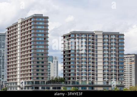 Bâtiments résidentiels contemporains à plusieurs étages dans un développement urbain moderne Banque D'Images