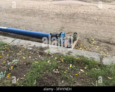 Rénovation d'une conduite d'eau dans une rue urbaine Banque D'Images