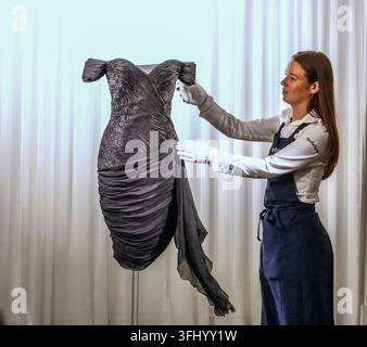 Sothebys Londres, Royaume-Uni. 18 sep, 2026. Présentation exclusive de la robe Revenge, l'un des articles de mode les plus légendaires de l'histoire moderne, exposée pour la première fois depuis 1997. L'exposition de la robe Revenge de la princesse Diana chez Sotheby's Londres se tient du 18 au 24 septembre. Crédit : Paul Quezada-Neiman/Alamy Live News Banque D'Images