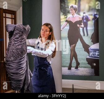 Sothebys Londres, Royaume-Uni. 18 sep, 2026. Présentation exclusive de la robe Revenge, l'un des articles de mode les plus légendaires de l'histoire moderne, exposée pour la première fois depuis 1997. L'exposition de la robe Revenge de la princesse Diana chez Sotheby's Londres se tient du 18 au 24 septembre. Crédit : Paul Quezada-Neiman/Alamy Live News Banque D'Images