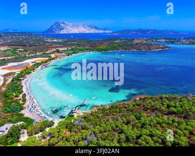 Sardaigne, Italie. Vue aérienne de la plage de Cala Brandinchi et de la mer magnifique de la Côte d'Émeraude. Banque D'Images