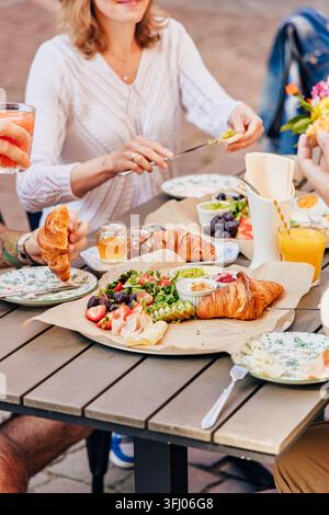 Des amis profitant d'un délicieux brunch en plein air ensemble Banque D'Images