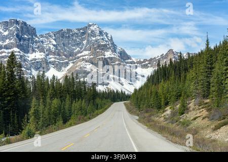 L Icefields Parkway serpente à travers les montagnes du parc national de Banff Banque D'Images