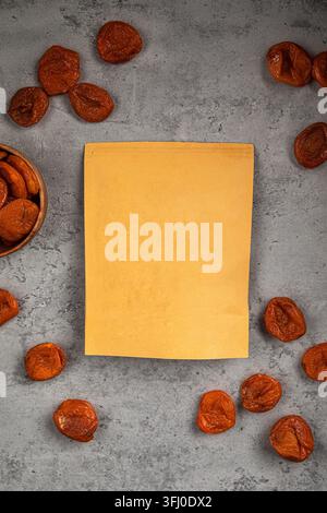 Mockup d'abricots séchés avec pochette en papier kraft Banque D'Images