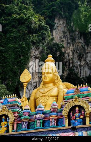 Gombak, Malaisie – 18 mai 2026 : Vue de profil de la statue du Seigneur Murugan doré aux grottes de Batu Banque D'Images