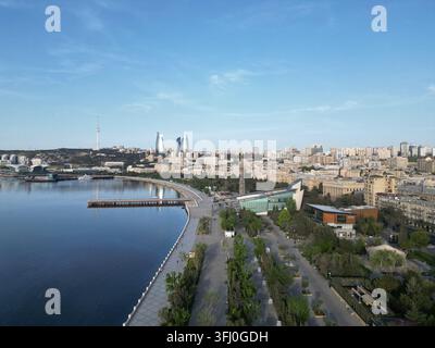 Vue aérienne du front de mer et de la skyline de la ville de Bakou, Azerbaïdjan, mettant en vedue les Tours de Flamme et la mer Caspienne Banque D'Images
