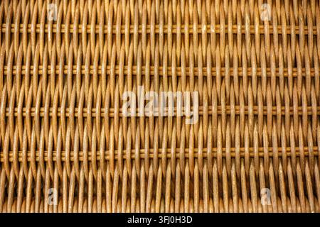Texture de tapis tissé en rotin osier horizontal avec des tons dorés beiges et un motif linéaire Banque D'Images