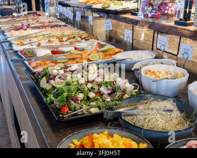 Un banquet matinal abondant présente des légumes verts nutritifs, des options de protéines et des produits laitiers, illustrant un service d'hospitalité haut de gamme et gourm Banque D'Images