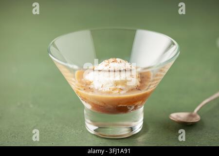 Boule de crème glacée avec liqueur de café irlandais. Affogato alcoolique. Cocktail d'été. Banque D'Images