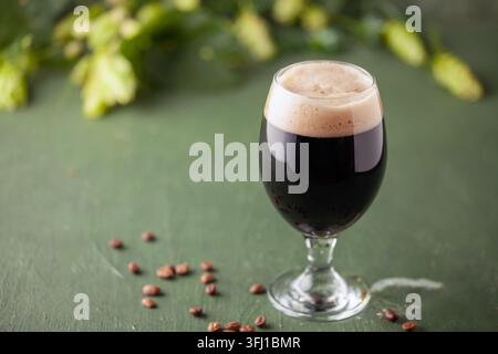Un café rafraîchissant et plein de bière dans un verre à pinte Banque D'Images