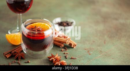 Jagertee - Punch de vin chaud autrichien. Boisson de noël alcoolisée Banque D'Images