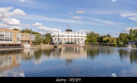 Hall centrale et lac de l'Université de York, Heslington, York, Angleterre, un bâtiment universitaire emblématique classé Grade II des années 1960 Banque D'Images