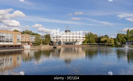 Hall centrale et lac de l'Université de York, Heslington, York, Angleterre, un bâtiment universitaire emblématique classé Grade II des années 1960 Banque D'Images