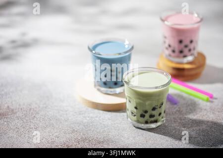 Différentes boissons végétaliennes saines Matcha Latte avec des perles de Boba ou de tapioca dans des verres. Concept de thé à bulles Banque D'Images