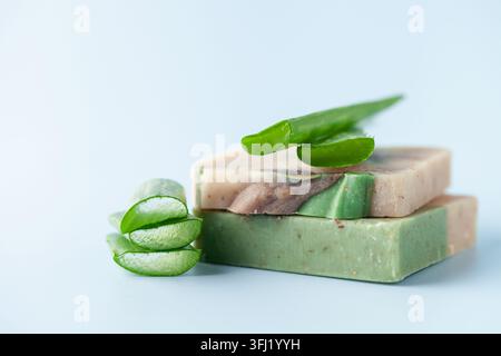 Savon naturel biologique fait à la main et feuilles d'aloe vera sur un fond beige. Banque D'Images