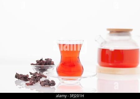 Carcade de thé rouge dans des verres et fleurs d'hibiscus séchées. Banque D'Images