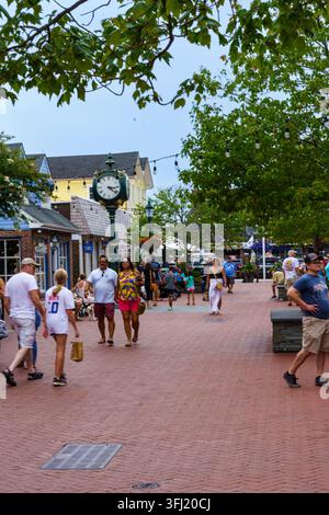 Cape May, NJ, États-Unis – 21 août 2022 : Les gens se promènent le long de la Washington Street Mall à Cape May, NJ. La zone est animée avec des visiteurs explorant les magasins et Banque D'Images