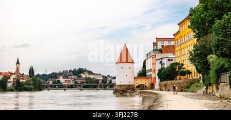 Vue panoramique Schaibling Tour et promenade sur la rivière Inn, Passau, Basse-Bavière, Allemagne. Banque D'Images