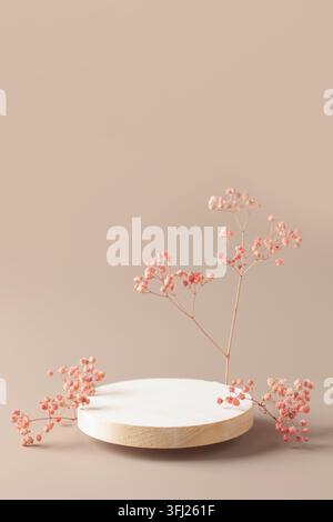 Podium en bois rond vide pour la présentation des produits ou des cosmétiques, fleurs de gypsophila sur fond. Concept de maquette. Banque D'Images