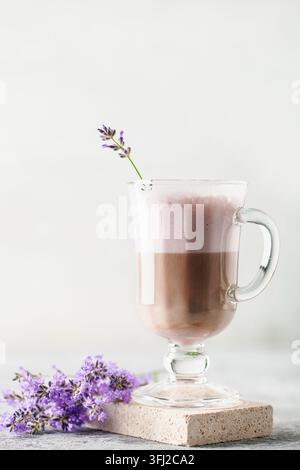 Tasse de café de cappuccino avec des fleurs de lavande . Petit déjeuner confortable. Banque D'Images
