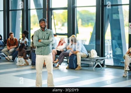 Jeune homme noir debout avec assurance à l'aéroport Banque D'Images