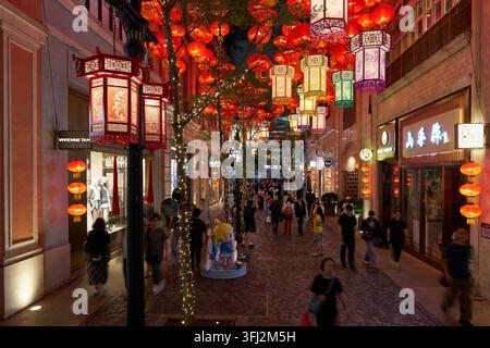 Lanternes chinoises colorées suspendues au-dessus de l'avenue Lee Tung à Wan Chai près du Festival de la Mi-Automne, créant une scène nocturne vibrante pour les visiteurs. Banque D'Images