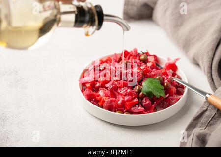 Salade vinaigrette avec betteraves et légumes sur une assiette sur la table. Alimentation saine Banque D'Images