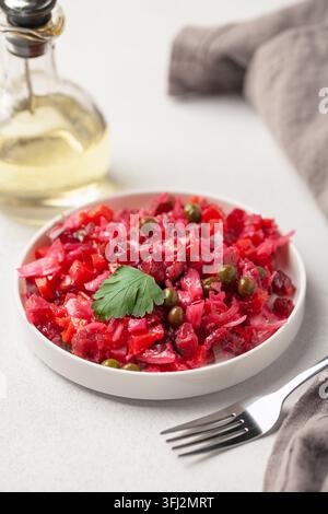 Salade vinaigrette avec betteraves et légumes sur une assiette sur la table. Alimentation saine Banque D'Images