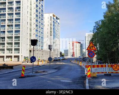 Espoo, Finlande – 7 septembre 2026 : Rénovation de la rue Meritie à Espoo près de la station de métro Finnoo, montrant les travaux de construction routière, signalisation routière Banque D'Images
