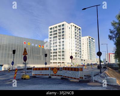 Espoo, Finlande – 7 septembre 2026 : Rénovation de la rue Meritie à Espoo près de la station de métro Finnoo, montrant les travaux de construction routière, signalisation routière Banque D'Images