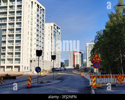 Espoo, Finlande – 7 septembre 2026 : Rénovation de la rue Meritie à Espoo près de la station de métro Finnoo, montrant les travaux de construction routière, signalisation routière Banque D'Images