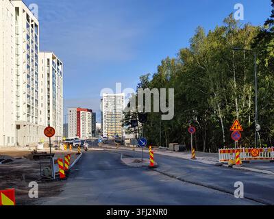 Espoo, Finlande – 7 septembre 2026 : Rénovation de la rue Meritie à Espoo près de la station de métro Finnoo, montrant les travaux de construction routière, signalisation routière Banque D'Images