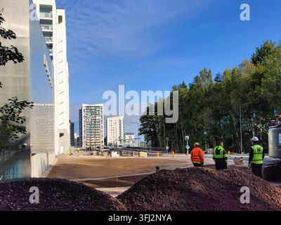 Espoo, Finlande - 7 septembre 2026 : Rénovation de la rue Meritie en cours près de la station de métro Finnoo, avec des immeubles d'appartements modernes, cons Banque D'Images