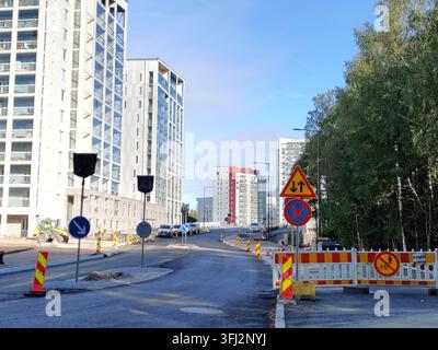 Espoo, Finlande - 7 septembre 2026 : Rénovation de la rue Meritie en cours près de la station de métro Finnoo, avec des immeubles d'appartements modernes, cons Banque D'Images