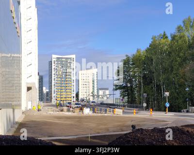 Espoo, Finlande - 7 septembre 2026 : Rénovation de la rue Meritie en cours près de la station de métro Finnoo, avec des immeubles d'appartements modernes, cons Banque D'Images