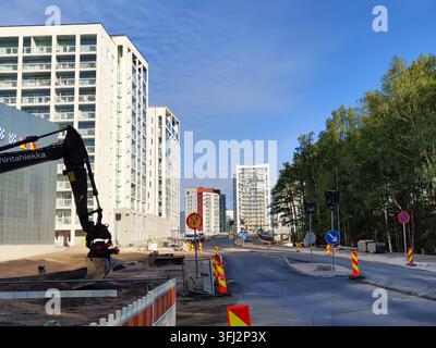 Espoo, Finlande – 7 septembre 2026 : Rénovation de la rue Meritie à Espoo près de la station de métro Finnoo, montrant les travaux de construction routière, signalisation routière Banque D'Images