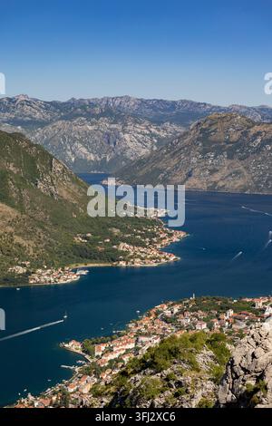 5 juillet 2026, Kotor, Monténégro, Une vue aérienne montre des maisons d'habitation aux toits de tuiles rouges alignées le long d'une côte en pente, des rues étroites et sinueuses, vertes Banque D'Images