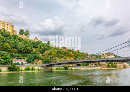Passau, Allemagne - 21 juillet 2023 : vue panoramique du château Veste Oberhaus sur le Danube. Forteresse antique à Passau, Basse-Bavière, Allemagne Banque D'Images