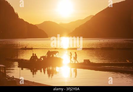 Pier dans le lac Serenity sur l'île de Vancouver, Canada Banque D'Images