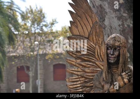 BARCELONE, ESPAGNE - 15 SEPTEMBRE 2012 : Ange doré statue vivante, artiste de rue sur La Rambla. Banque D'Images