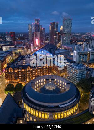 Centre-ville de Manchester la nuit avec Manchester Central, Town Hall, Midland Hotel et les tours éclairées de Deansgate Square, Angleterre. Banque D'Images