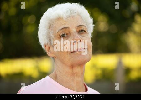 Jolie femme âgée souriant dans le parc Banque D'Images