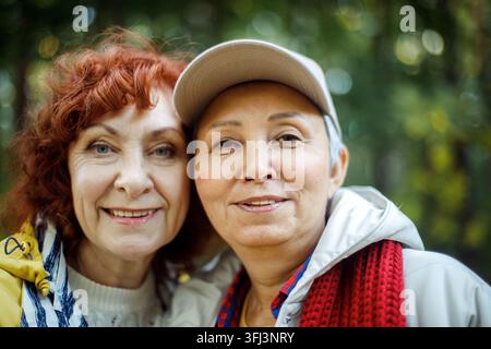 Femmes âgées multiraciales passant une bonne journée dans les bois. Concept de style de vie et d'amitié féminine. Banque D'Images