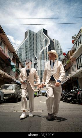 Couple de personnes âgées gay marchant dans un quartier urbain, explorant la ville ensemble et profitant de la liberté, de la compagnie et des voyages en retraite Banque D'Images