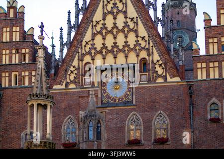 La vieille mairie de Wrocław met en valeur une célèbre horloge astronomique sur la façade architecturale gothique. Concept de l'architecture gothique médiévale et de l'astronomie historique Banque D'Images