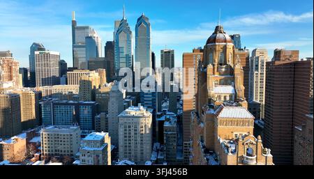 Révélation ascendante du ciel horizon urbain. Tours de gratte-ciel dans la neige fraîche hivernale. Journée ensoleillée. Thème de croissance urbaine américaine. Plan d’établissement, Philadelph Banque D'Images