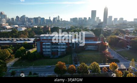 Campus universitaire de Georgia Tech avec la skyline d'Atlanta. Vue aérienne par une journée d'automne ensoleillée. Banque D'Images
