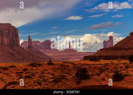 Une photographie de paysage horizontale et époustouflante qui plonge au cœur du Monument Valley Navajo Tribal Park. Le cadre unique utilise des rouges massifs Banque D'Images